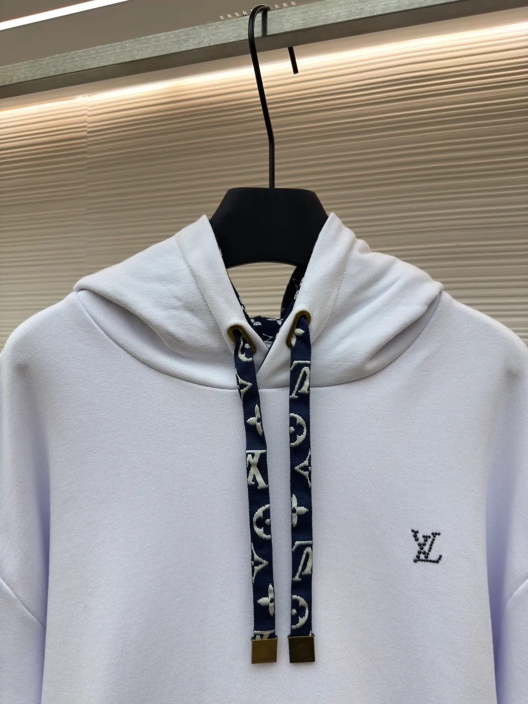 LOUIS VUITTON small logo hooded sweatshirt ●Authentic product: Purchased and developed by 10989 ●Item number: 1680307-A65 ●Fabric: pure cotton fabric ●Technology: jacquard production ●Version: fitted version ●Weight: about 850 grams ●Size: S-M-L-XL ●Description: Using pure cotton yarn for weaving, special weaving and finishing techniques are used. In addition, the production process of scale base fabric is relatively complicated and requires multiple processes to complete. The printing process combines the bright colors of glue printing with the characteristics of high-density elastic materials, allowing the printed pattern to better adapt to the expansion and contraction of the fabric. The hot brick process refers to the technology of fixing hot diamonds on clothing fabrics through high-temperature ironing, adding a unique visual effect. Accurately mark the location of the ironing tile pattern to ensure precision when ironing. Same style for men and women!